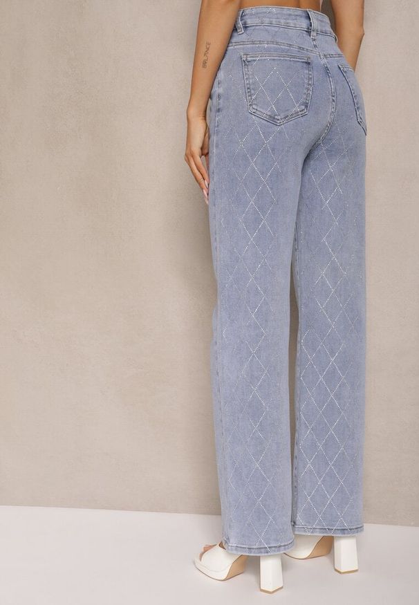 Renee - Niebieskie Jeansy Szerokie Ozdobione Cyrkoniami z Bawełną Nelkio. Okazja: na co dzień. Stan: podwyższony. Kolor: niebieski. Wzór: aplikacja. Styl: elegancki, casual