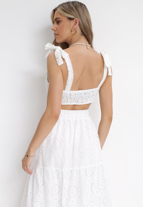 Born2be - Biała Sukienka Maxi na Wiązanych Ramiączkach z Wycięciem na Plecach Ulati. Kolor: biały. Materiał: tkanina. Długość rękawa: na ramiączkach. Wzór: haft. Długość: maxi