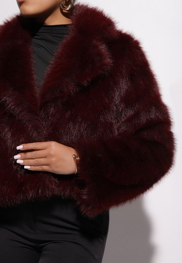 Renee - Bordowa Krótka Kurtka z Futerkiem Zdobiona Szerokim Kołnierzem Tormia. Okazja: na co dzień, na spacer. Kolor: czerwony. Materiał: futro. Długość: krótkie. Wzór: aplikacja. Styl: klasyczny, casual
