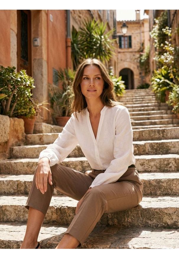 Sinsay - Spodnie chino z paskiem - beżowy. Kolor: beżowy