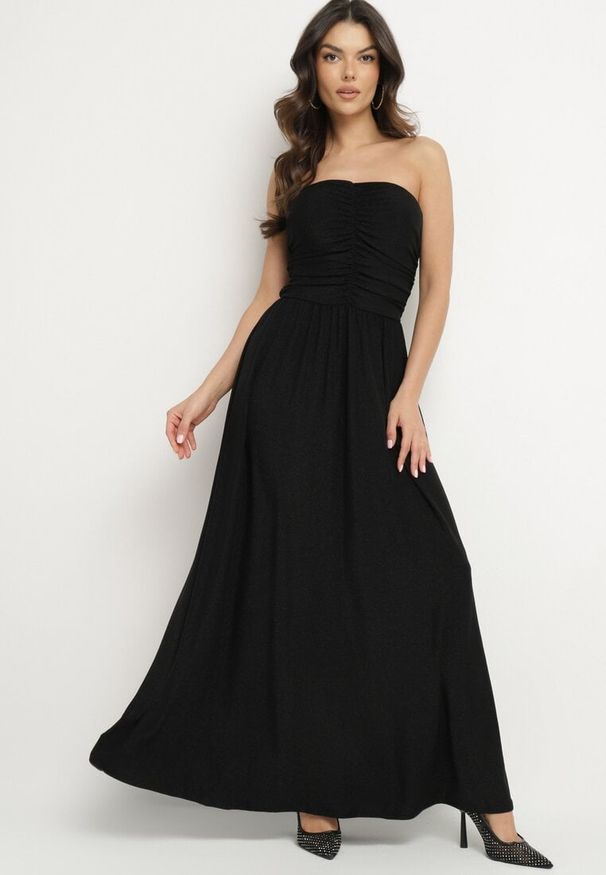 Born2be - Czarna Sukienka Koktajlowa Bandeau z Wiskozą Ozdobiona Marszczeniem Nalithae. Okazja: na co dzień. Kolor: czarny. Materiał: wiskoza. Wzór: aplikacja. Styl: wizytowy