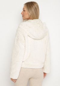 Born2be - Beżowa Casualowa Kurtka Futerko z Kapturem Nindrie. Okazja: na co dzień. Typ kołnierza: kaptur. Kolor: beżowy. Materiał: futro. Styl: casual #7