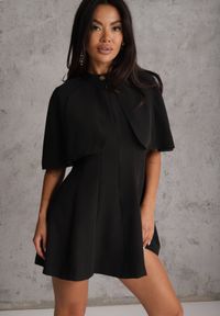 Renee - Czarna Taliowana Sukienka w Eleganckim Stylu z Narzutką Typu Pelerynka Agatea. Kolor: czarny. Styl: elegancki #1