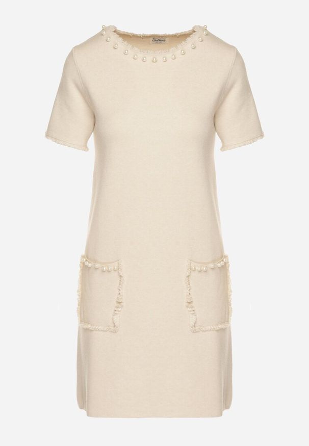 Born2be - Jasnobeżowa Trapezowa Sukienka Sweterkowa Ozdobiona Perełkami Eletusa. Okazja: na co dzień. Kolor: beżowy. Wzór: aplikacja. Typ sukienki: trapezowe. Styl: casual, elegancki. Długość: midi