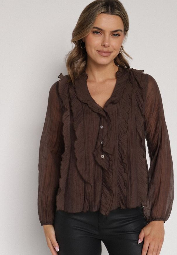 Born2be - Brązowa Bluzka Koszulowa z Dekoltem w Serek Zdobiona Falbankami Nailiphis. Okazja: na co dzień, na spotkanie biznesowe, do pracy. Typ kołnierza: kołnierz z falbankami, dekolt w serek. Kolor: brązowy. Materiał: jeans. Wzór: aplikacja. Styl: casual, biznesowy, elegancki, klasyczny
