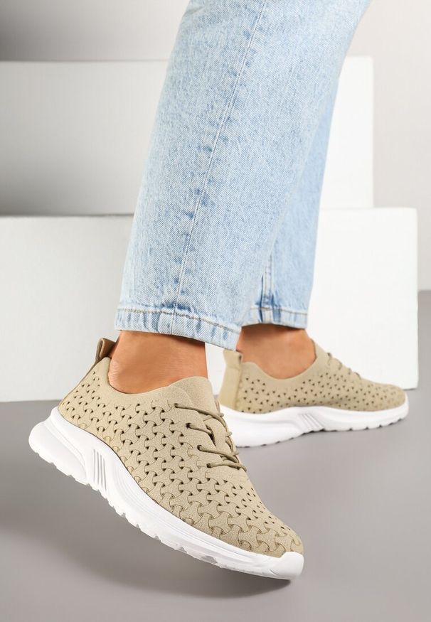 Born2be - Ciemnobeżowe Sneakersy z Ażurową Elastyczną Cholewką Feniosse. Okazja: na co dzień. Kolor: beżowy. Materiał: jeans. Szerokość cholewki: normalna. Wzór: ażurowy