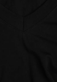 Born2be - Czarny T-shirt z Bawełny z Trójkątnym Dekoltem Siliphe. Okazja: na co dzień, na spotkanie biznesowe, do pracy. Kolor: czarny. Materiał: bawełna. Styl: biznesowy, casual, elegancki #7
