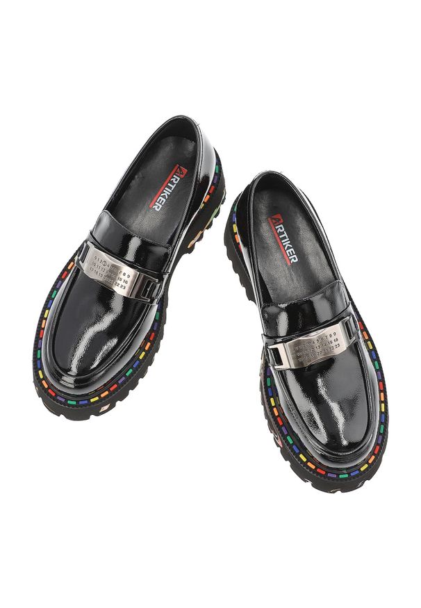 Czarne Półbuty Artiker Stylowe Obuwie Damskie. Okazja: na co dzień. Kolor: czarny. Materiał: skóra, lakier. Wzór: aplikacja, kolorowy. Obcas: na platformie. Styl: elegancki