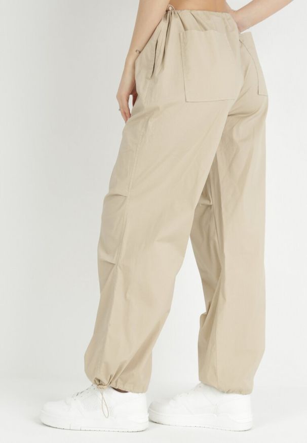 Born2be - Beżowe Spodnie Spadochronowe ze Stoperami Wakely. Stan: podwyższony. Kolor: beżowy. Materiał: bawełna, tkanina. Wzór: gładki, jednolity