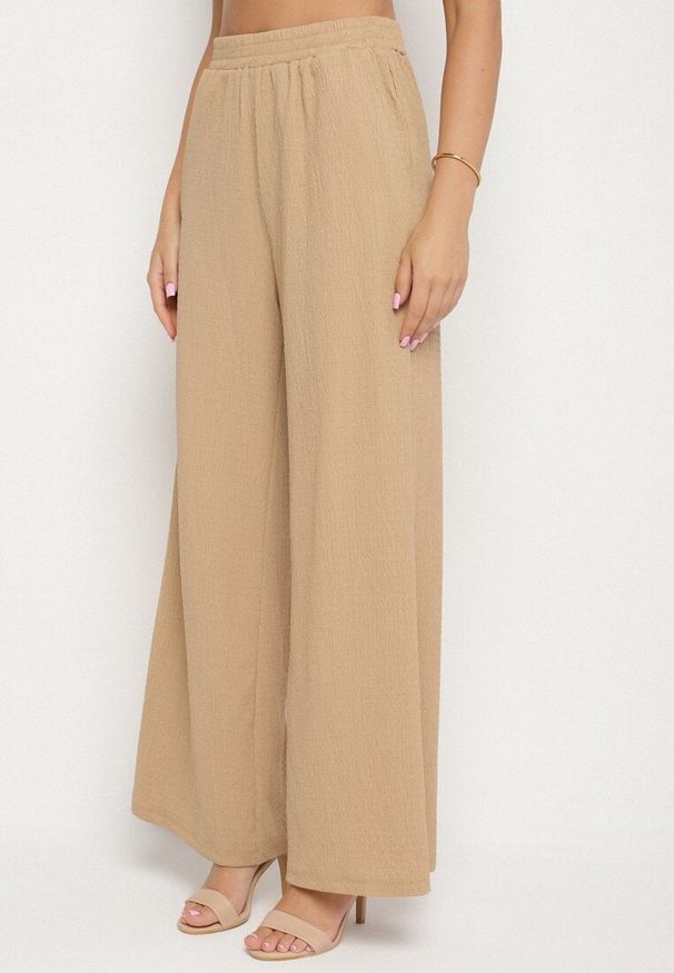 Born2be - Beżowy Komplet Bluzka z Wiązaniem i Szerokie Spodnie Halorelle. Kolor: beżowy