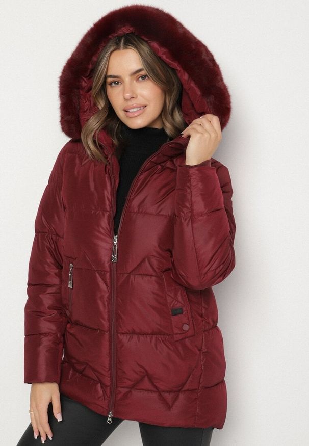 Born2be - Bordowa Pikowana Kurtka o Pudełkowym Kroju z Kapturem z Futerkiem Rearria. Okazja: na co dzień. Typ kołnierza: kaptur. Kolor: czerwony. Materiał: futro. Sezon: zima. Styl: casual, klasyczny