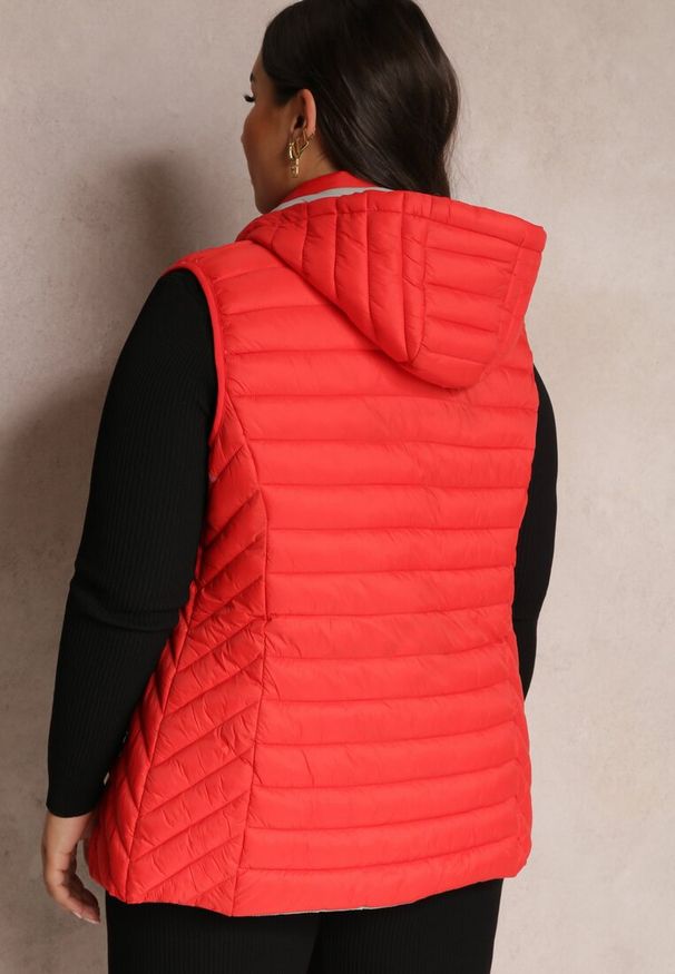 Renee - Czerwona Kamizelka Pikowana z Kapturem Siami. Typ kołnierza: kaptur. Kolekcja: plus size. Kolor: czerwony. Materiał: materiał