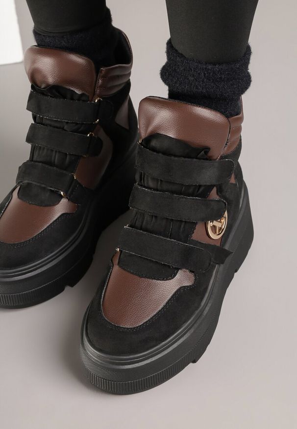 Renee - Czarno-Brązowe Botki Sneakersy Vices na Platformie w Stylu Y2K Gelira. Okazja: na co dzień. Zapięcie: rzepy. Kolor: czarny. Materiał: jeans. Wzór: aplikacja. Sezon: lato. Obcas: na platformie