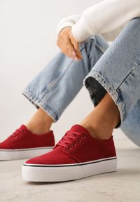 Born2be - Czerwone Klasyczne Tenisówki z Ozdobnym Paskiem przy Podeszwie Ranora. Zapięcie: pasek. Kolor: czerwony. Materiał: jeans, dresówka. Szerokość cholewki: normalna. Wzór: gładki. Styl: klasyczny #6