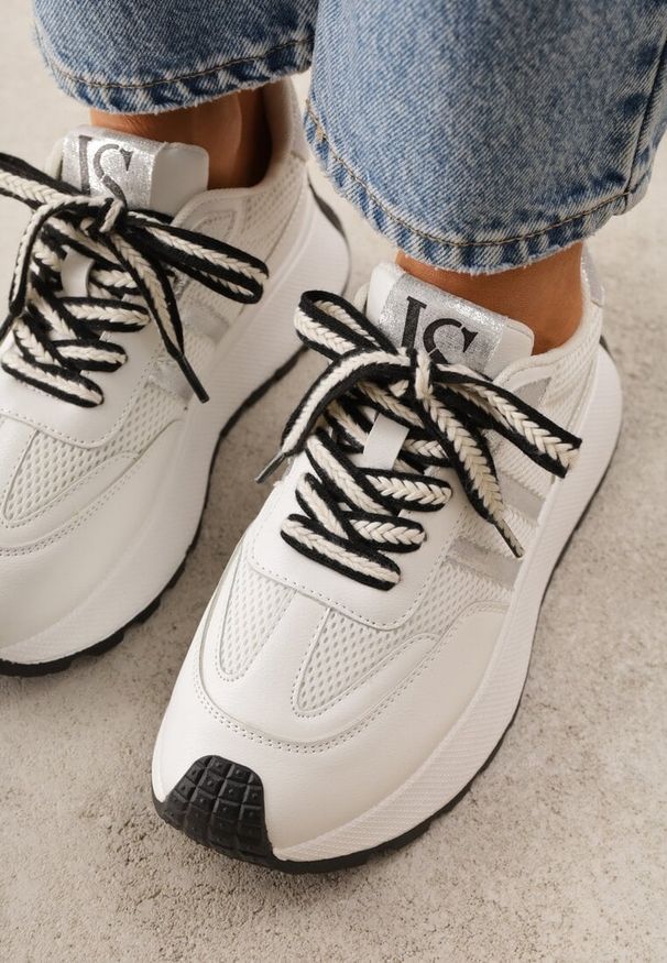 Renee - Białe Streetwearowe Sneakersy Chunky VICES na Platformie Ilnatea. Okazja: na co dzień. Kolor: biały. Materiał: jeans. Obcas: na platformie. Sport: fitness