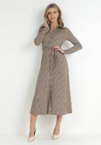 Born2be - Beżowa Sukienka Koszulowa z Wiązanym Paskiem Farima. Kolor: beżowy. Materiał: tkanina, materiał. Wzór: nadruk, aplikacja. Typ sukienki: koszulowe. Długość: midi #1