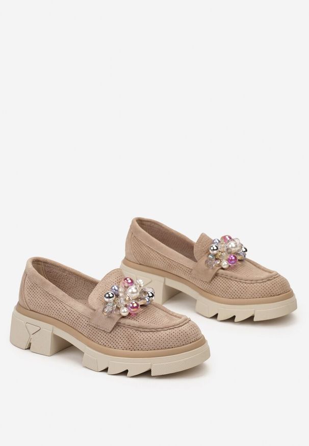 Born2be - Ciemnobeżowe Mokasyny na Grubej Podeszwie ze Skórzaną Wkładką i Dekoracyjnymi Kryształkami Rhaiwenna. Okazja: na co dzień. Kolor: beżowy. Materiał: skóra. Styl: casual