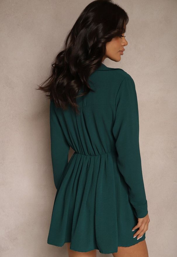 Renee - Ciemnozielona Koszulowa Sukienka o Asymetrycznym Rozkloszowanym Kroju z Gumką w Talii Eloriana. Okazja: na co dzień. Kolor: zielony. Materiał: skóra. Typ sukienki: asymetryczne, koszulowe. Styl: rockowy, elegancki, casual, wizytowy