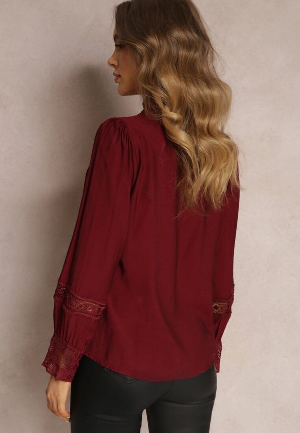 Renee - Bordowa Koszula ze Stójką i Koronką Phaeninca. Okazja: na co dzień. Typ kołnierza: kołnierzyk stójkowy. Kolor: czerwony. Materiał: koronka. Wzór: koronka. Styl: casual, elegancki