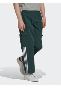 Adidas - adidas Spodnie dresowe adicolor 3 Stripes HN6736 Zielony Relaxed Fit. Kolor: zielony. Materiał: dresówka, syntetyk #4