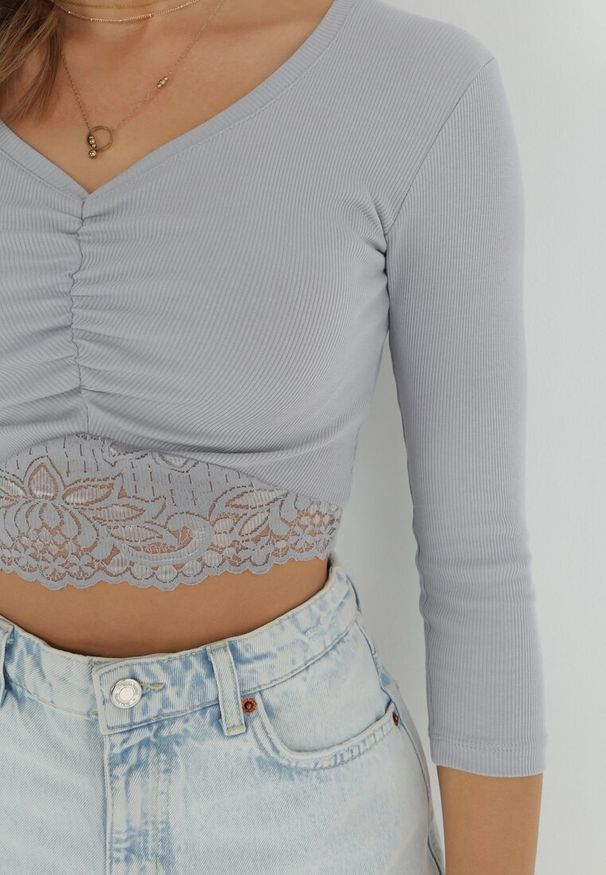 Born2be - Szara Bawełniana Bluzka z Koronkową Wstawką i Marszczeniem Keiry. Kolor: szary. Materiał: koronka, bawełna