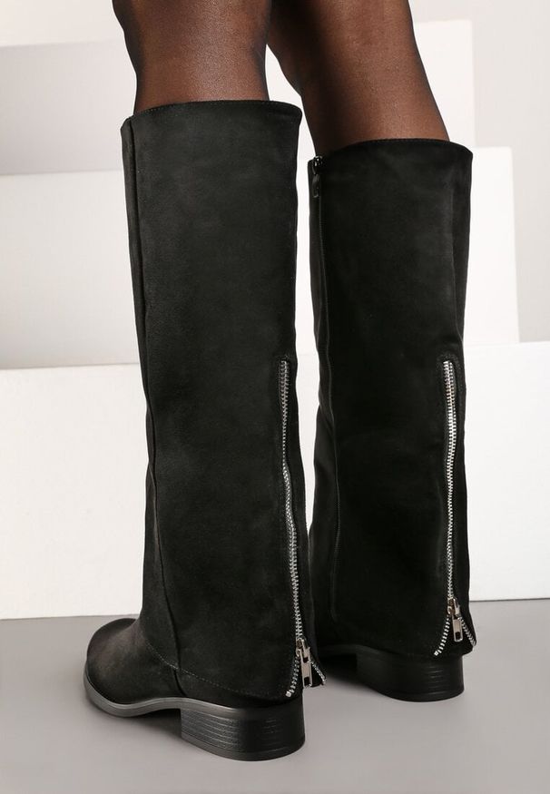 Born2be - Czarne Kozaki z Imitacji Zamszu na Płaskim Obcasie z Wywiniętą Cholewką Reanilis. Zapięcie: zamek. Kolor: czarny. Materiał: zamsz. Szerokość cholewki: normalna. Obcas: na obcasie. Styl: klasyczny. Wysokość obcasa: niski