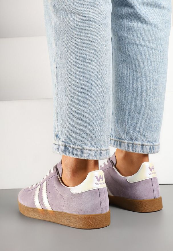 Renee - Fioletowe Sneakersy Tenisówki Ozdobione Paskami Nilavara. Okazja: na co dzień, na spacer. Zapięcie: pasek. Kolor: fioletowy. Materiał: jeans. Wzór: aplikacja. Obcas: na obcasie. Wysokość obcasa: niski. Sport: turystyka piesza