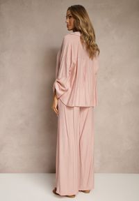 Renee - Różowy Komplet z Wiskozy w Stylu Oversize Szerokie Spodnie i Luźna Koszula na Guziki Natinne. Kolor: różowy. Materiał: wiskoza