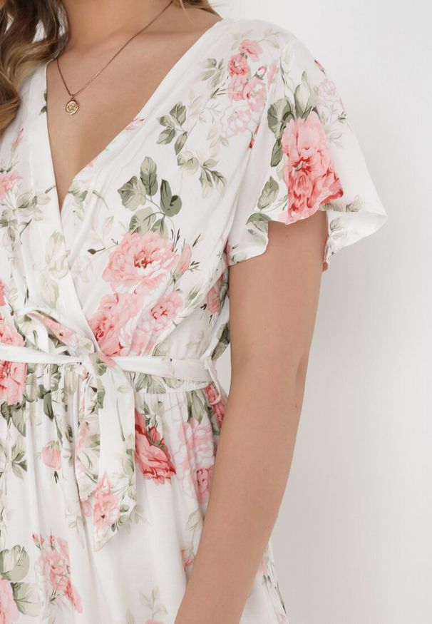 Born2be - Biała Kopertowa Sukienka w Kwiatowy Wzór z Paskiem i Falbanką Thellippe. Typ kołnierza: dekolt kopertowy, dekolt w kształcie V. Kolor: biały. Wzór: kwiaty. Typ sukienki: kopertowe. Materiał: tkanina. Długość rękawa: krótki rękaw. Sezon: lato. Styl: elegancki. Długość: maxi