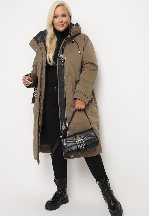 Born2be - Ciemnozielona Kurtka z Kapturem o Wydłużonym Fasonie z Kieszeniami na Suwak Loreldra. Typ kołnierza: kaptur. Kolor: zielony