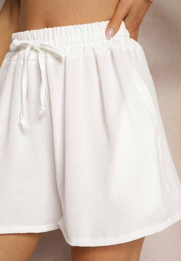 Renee - Białe Szorty o Luźnym Kroju High Waist z Gumką w Talii Vimallora. Okazja: na imprezę. Stan: podwyższony. Kolor: biały. Sezon: lato. Styl: elegancki