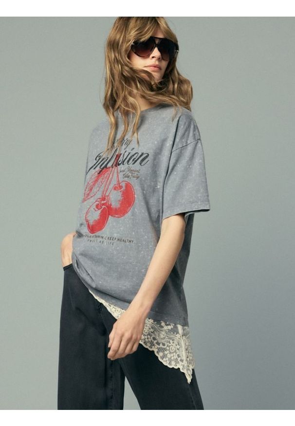 Reserved - T-shirt z nadrukiem - ciemnoszary. Kolor: szary. Materiał: bawełna. Wzór: nadruk