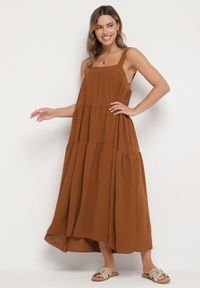 Born2be - Brązowa Sukienka o Rozkloszowanym Kroju z Wiązaniem z Tyłu Savinelle. Okazja: na co dzień, na imprezę. Kolor: brązowy. Styl: elegancki, casual