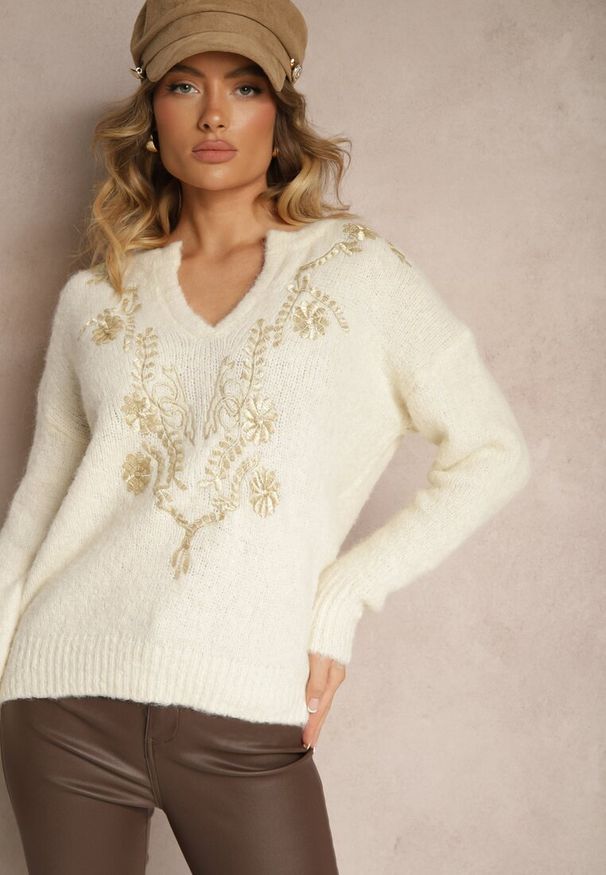 Renee - Jasnobeżowy Sweter z Wełną i Metalicznym Wzorem w Kwiaty Senithea. Okazja: na co dzień. Kolor: beżowy. Materiał: wełna. Długość rękawa: długi rękaw. Długość: długie. Wzór: kwiaty. Sezon: jesień, wiosna. Styl: elegancki, casual