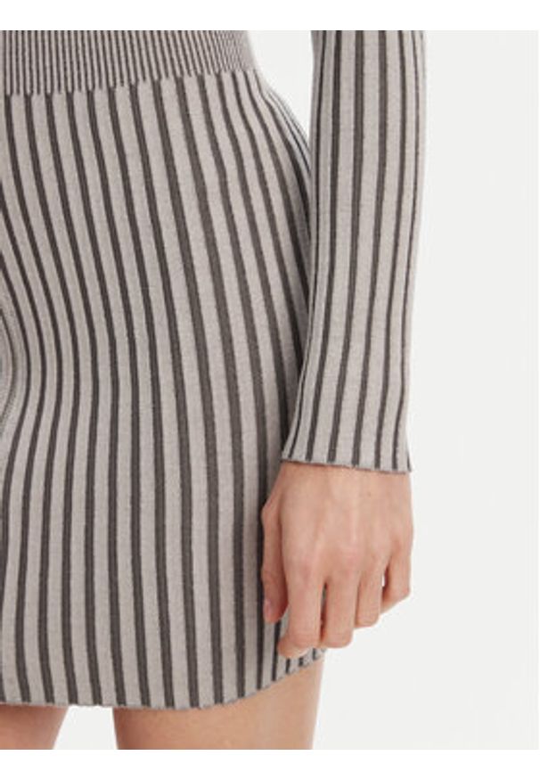 Guess Sukienka dzianinowa W5YK28 Z30I2 Szary Slim Fit. Kolor: szary. Materiał: wiskoza