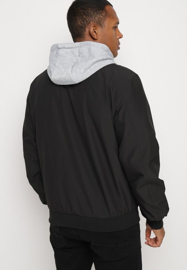 Born2be - Czarna Kurtka Bomberka Zapinana na Napy Wykończona Ściągaczem Nevelisea. Okazja: na co dzień. Kolor: czarny. Materiał: jeans. Styl: sportowy, casual, elegancki