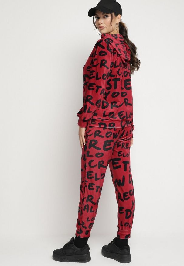 Born2be - Czerwony Komplet Dresowy z Bluzą z Kapturem i Spodniami Jogger w Graficzny Print Vesila. Kolor: czerwony. Materiał: dresówka. Wzór: nadruk