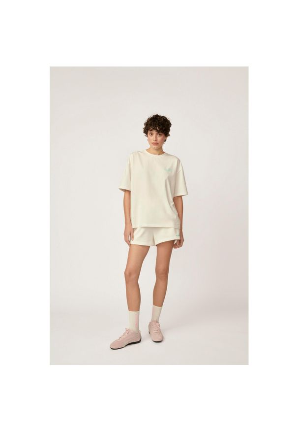 Szorty Kubota ecru damskie. Materiał: dresówka, materiał. Długość: krótkie. Sezon: lato