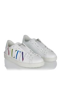 VALENTINO - Skórzane sneakersy z kolorowym logo VLTN Open. Okazja: na co dzień. Nosek buta: okrągły. Kolor: biały. Materiał: skóra. Wzór: kolorowy