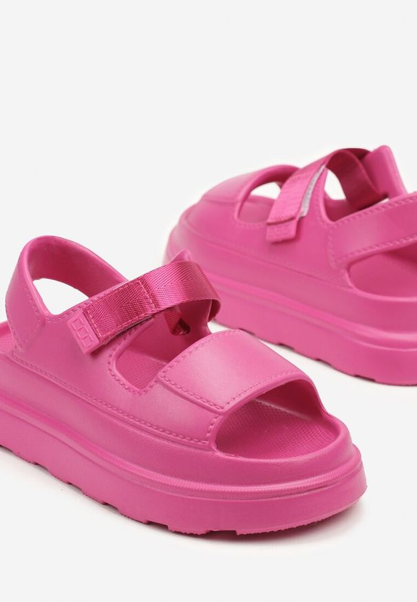 Renee - Fuksjowe Sandały na Platformie w Sportowym Stylu Lisilia. Okazja: na co dzień. Zapięcie: rzepy. Kolor: różowy. Materiał: jeans. Obcas: na platformie. Styl: sportowy