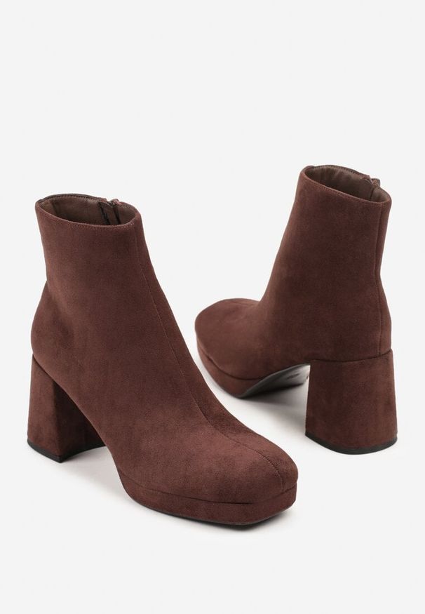 Renee - Brązowe Botki Vices do Kostki z Imitacji Zamszu na Słupkowym Obcasie Vedvira. Okazja: na co dzień. Kolor: brązowy. Materiał: zamsz. Obcas: na obcasie. Styl: casual, elegancki. Wysokość obcasa: średni