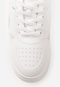 Renee - Biało-Srebrne Sneakersy Vices na Platformie Ozdobione Metalicznymi Aplikacjami Nelanil. Okazja: na co dzień, na spotkanie biznesowe, do pracy. Kolor: biały. Materiał: jeans. Wzór: aplikacja. Obcas: na platformie. Wysokość obcasa: średni #4