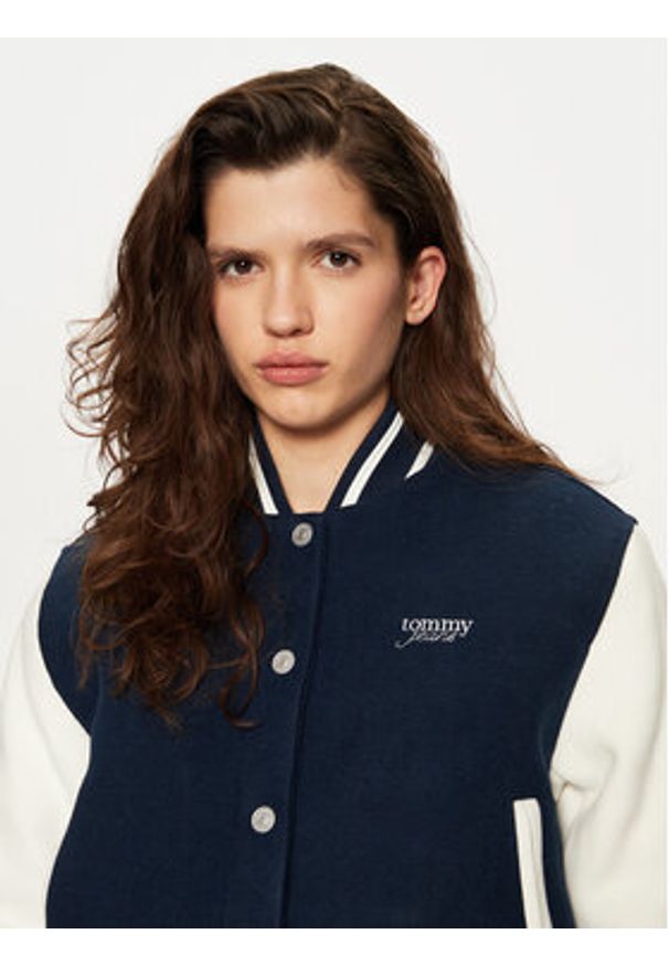 Tommy Jeans Kurtka bomber DW0DW19320 Granatowy Regular Fit. Kolor: niebieski. Materiał: syntetyk