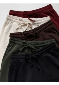 Reserved - Spodnie long leg - beżowy. Kolor: beżowy. Materiał: dzianina