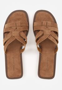 Born2be - Brązowe Klapki na Płaskiej Podeszwie z Przeplatanymi Paskami Genineva. Okazja: do pracy, na co dzień, na spotkanie biznesowe, na spacer. Kolor: brązowy. Materiał: len. Wzór: paski. Sezon: lato. Obcas: na płaskiej podeszwie. Styl: elegancki, biznesowy, casual #6