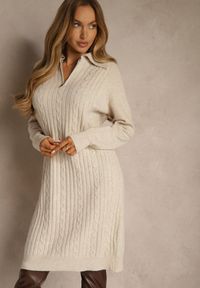 Renee - Jasnobeżowa Sweterkowa Sukienka z Bawełną i Wełną Ozdobiona Suwakiem Reinda. Okazja: na co dzień, na imprezę. Kolor: beżowy. Materiał: wełna, bawełna. Wzór: aplikacja. Typ sukienki: proste, oversize. Styl: casual. Długość: midi #1