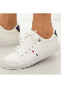 POTOCKI - Białe trampki damskie Potocki 16393. Okazja: na co dzień. Nosek buta: okrągły. Zapięcie: sznurówki. Kolor: biały. Materiał: skóra. Sezon: wiosna, lato, jesień. Obcas: na płaskiej podeszwie. Styl: casual, klasyczny, sportowy #1