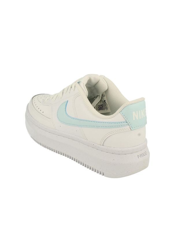 Buty do chodzenia damskie Nike W Court Vision Alta. Zapięcie: sznurówki. Kolor: biały, wielokolorowy. Materiał: skóra, materiał, tkanina, guma, syntetyk. Szerokość cholewki: normalna. Model: Nike Court. Sport: turystyka piesza