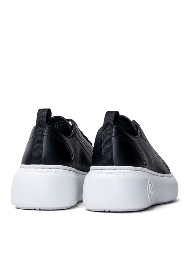Sneakersy damskie czarne Armani Exchange XDX043 XCC64 00002. Kolor: czarny