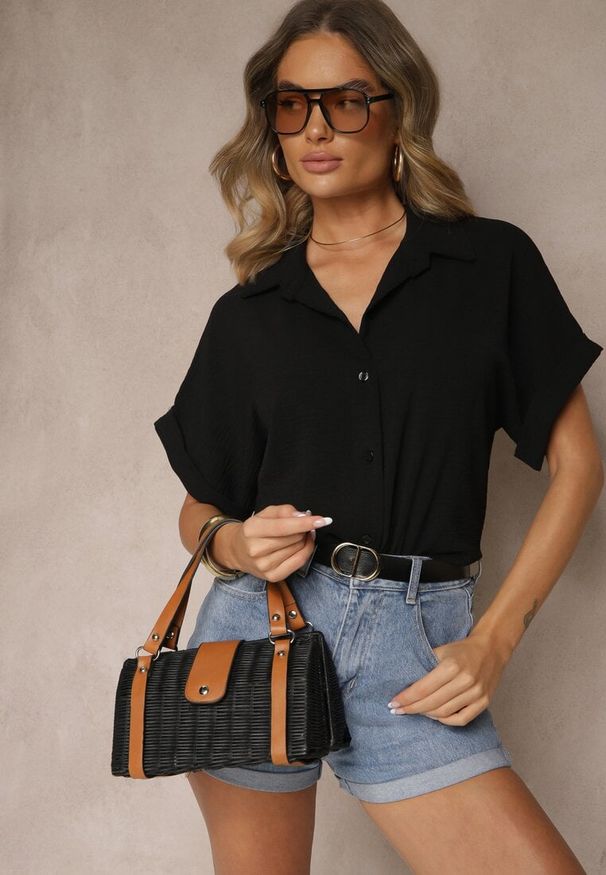 Renee - Czarna Koszula o Kroju Oversize Natressa. Okazja: na co dzień, na spotkanie biznesowe. Typ kołnierza: kołnierzyk klasyczny. Kolor: czarny. Materiał: jeans. Wzór: aplikacja. Styl: biznesowy, klasyczny, casual